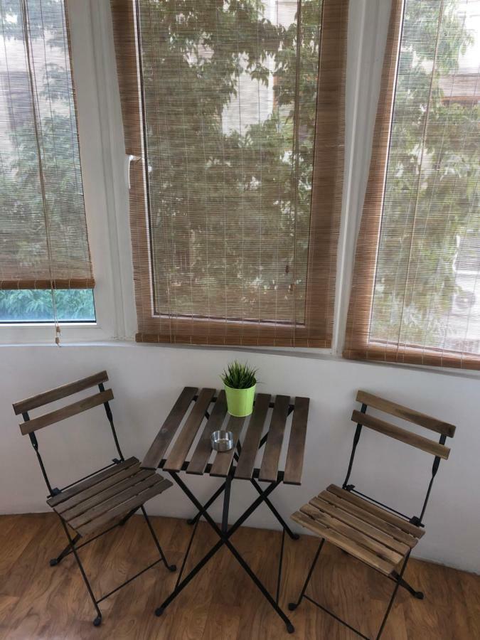Green Apartment With Terrace 12 Bukarest Exterior foto