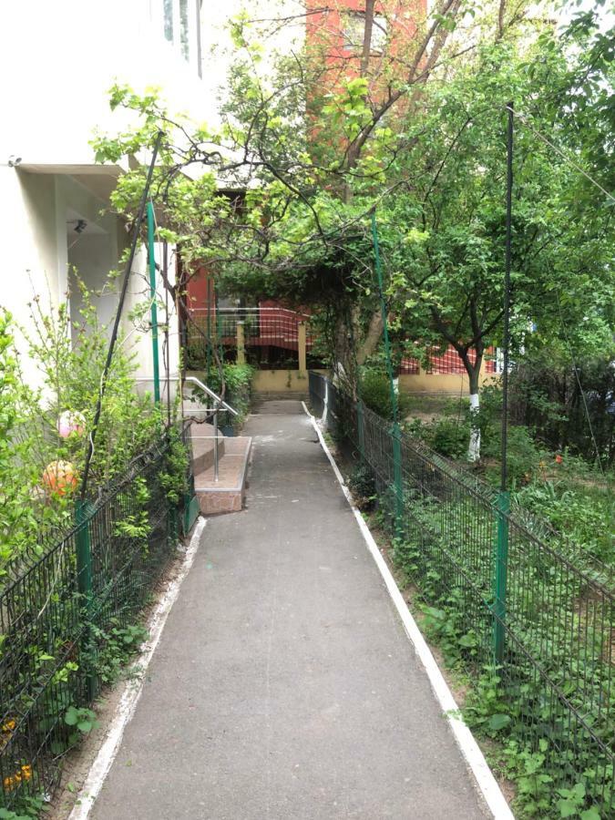 Green Apartment With Terrace 12 Bukarest Exterior foto